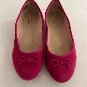 Clarks size 6.5 pink suede ballerina flats